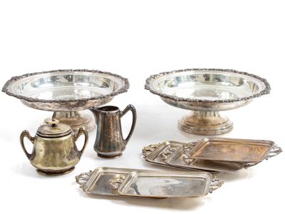 Lot en métal argenté comprenant : un sucrier, un pot à lait …