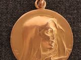 Gros plan sur une médaille d'or portant le visage d'une femme