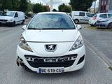 une petite voiture blanche garée sur le bord de la route