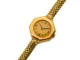 une image d'un gros plan d'une montre-bracelet sur un fond blanc
