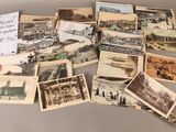plusieurs vieilles cartes postales de différents types et formats posées sur une table