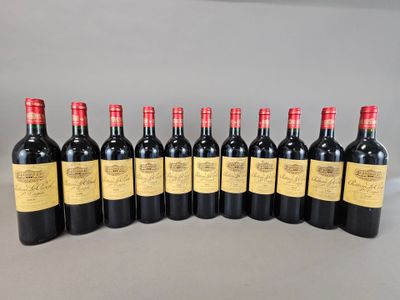 six bouteilles de vin rouge alignées
