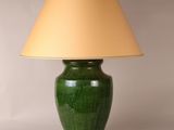un grand vase vert avec une nuance de beige