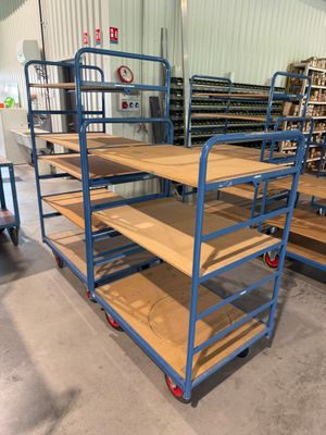 de nombreuses étagères, avec des tablettes en bois, dans un entrepôt