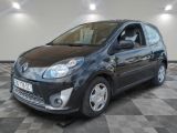 la photo d'une petite voiture noire garée dans un garage