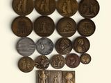 de nombreux types de médailles exposées sur un fond blanc