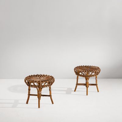 une paire de chaises en rotin de style « person »