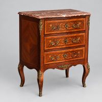 Petite commode en bois de placage à décor marqueté, ouvrant … (photo 2)