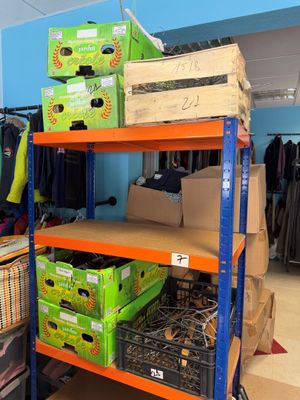 Stock de cintres entreposés dans des cagettes en carton