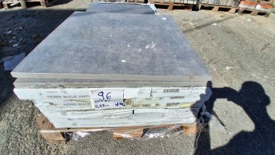 une pile de cartons posée sur une palette