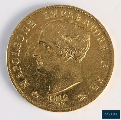 l'image d'un gros plan d'une pièce d'or sur une surface blanche