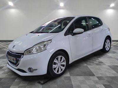 la petite voiture blanche est garée dans une grande pièce
