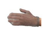 un gros plan sur la main d’une personne portant un gant en cotte de mailles