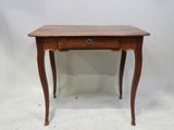 une petite table en bois surmontée d'un tiroir