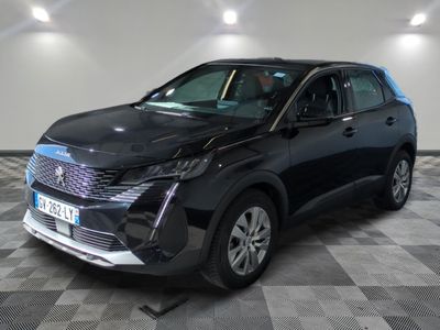 Le nouveau SUV Toyota C-HR est exposé dans un showroom