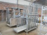 de nombreux éléments métalliques dans un bâtiment en cours de construction