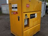 une machine jaune qui est garée dans la poussière