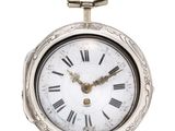 une montre de poche en argent avec des chiffres romains sur le cadran