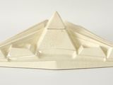 une photo d'une maquette en papier représentant une pyramide
