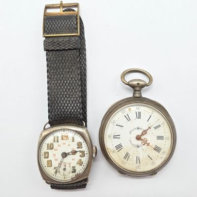 deux montres assises l'une à côté de l'autre sur une surface blanche