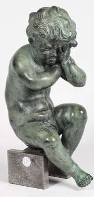statue d'un garçon assis sur un bloc, la main sur le visage