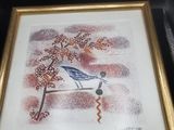 tableau représentant un oiseau perché sur une branche, dans un cadre doré