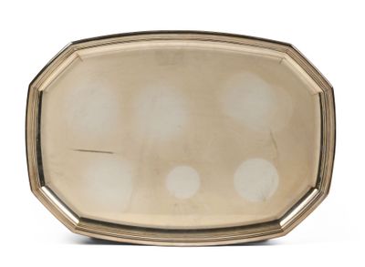 une assiette ancienne en argent, ornée de quatre points sur fond blanc
