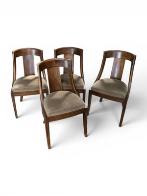 quatre chaises en bois avec des assises rembourrées marron sur fond blanc