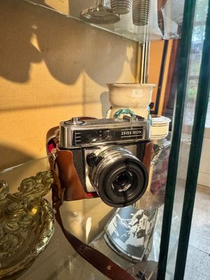 un appareil photo exposé dans une vitrine
