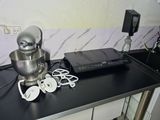 un plan de travail de cuisine sur lequel sont posés un batteur, un mixeur et d'autres appareils électroménagers