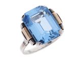 une image d'une bague sertie d'une topaze bleue