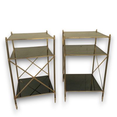 une paire de tables d'appoint en laiton et en verre