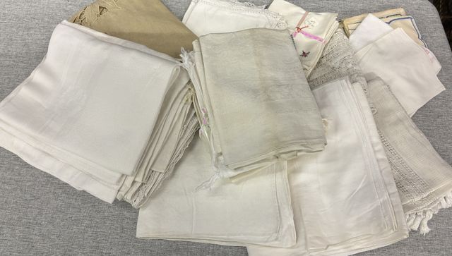 Une caisse de draps et serviettes. Vendu en l’état sans vérificat