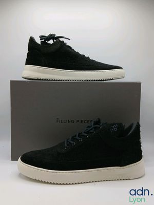 baskets en daim noir à semelles blanches