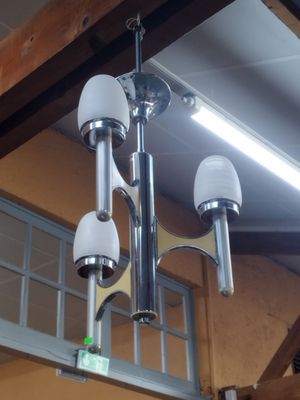 un lustre suspendu au plafond d'un immeuble