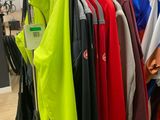 beaucoup de vêtements suspendus à une étagère dans un magasin