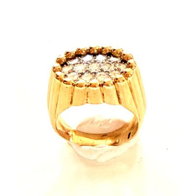 une image d'une bague en or avec des diamants sur un fond blanc