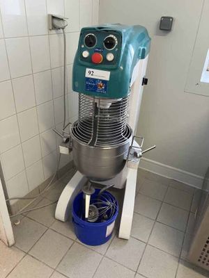 une photo d'un mixeur dans une cuisine, à côté d'un seau