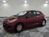 la photo d'une voiture rouge garée dans un garage