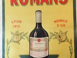 une vieille affiche représentant une bouteille de vin accrochée au mur