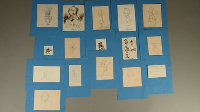 une photo d'un mur recouvert de nombreux dessins