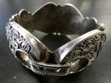 un gros plan d'un bracelet en argent posé sur une table