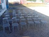 beaucoup de chaises disposées à l'extérieur d'un bâtiment