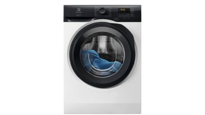 une machine à laver blanche avec un chiffon bleu à l'intérieur