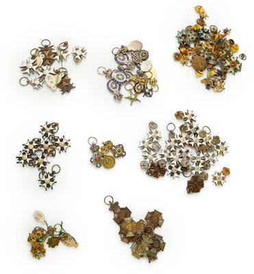 de nombreux types de bijoux exposés sur un fond blanc