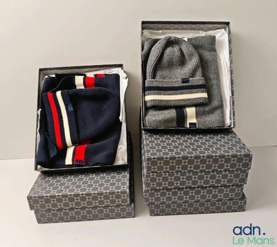 deux boîtes contenant un chapeau, une écharpe et d'autres objets