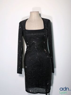 une robe noire sur un mannequin mannequin mannequin mannequin mannequin mannequin mannequin mannequin mannequin mannequin