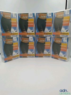 six paires de sous-vêtements pour hommes sont empilées les unes sur les autres