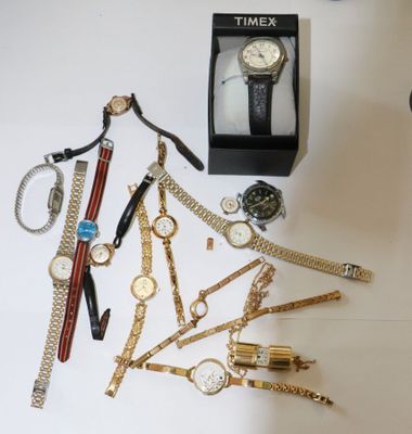 un grand nombre de montres posées sur la table