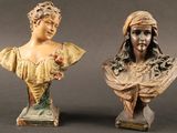 paire de bustes anciens représentant des femmes, surmontés de têtes de fleurs